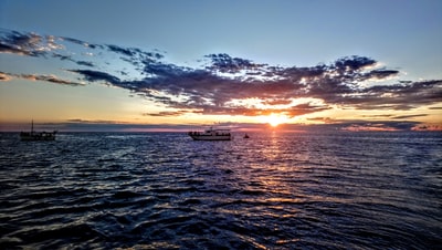 海上两船